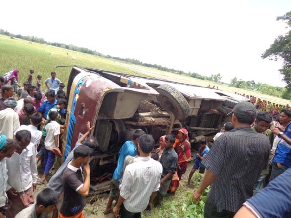 সিলেটে বাস খাদে পড়ে নিহত ৪