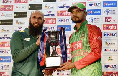 টসে জিতে ব্যাটিংয়ে বাংলাদেশ