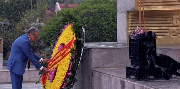 ভিয়েতনামে হো চি মিনের সমাধিতে রাষ্ট্রপতির শ্রদ্ধা