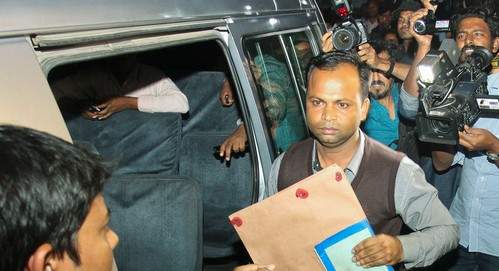 লাল কাপড়ে মোড়া রায় পৌঁছেছে কারাগারে