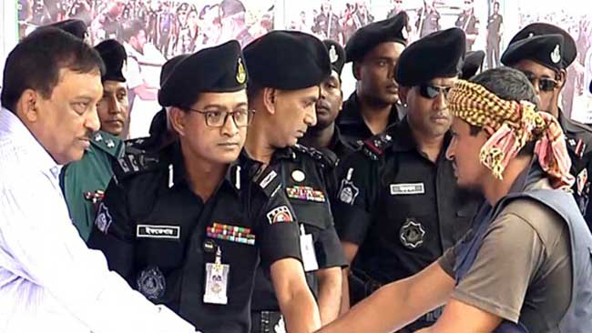 স্বরাষ্ট্রমন্ত্রীর কাছে  খোকা বাবু বাহিনীর আত্মসমর্পণ
