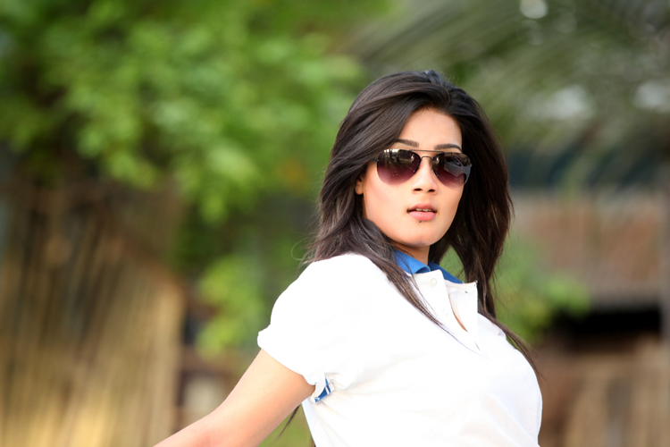 ঝুঁকি নিয়ে শুটিং করছেন মাহিয়া মাহি
