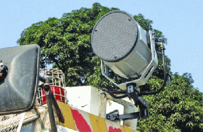 বিক্ষোভ মিছিল ঠেকাতে শব্দ বোমা