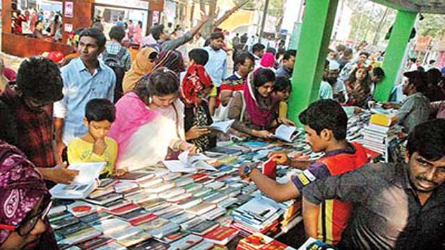 একুশে ফেব্রুয়ারিতে বই মেলায় বইপ্রেমীদের ভিড়