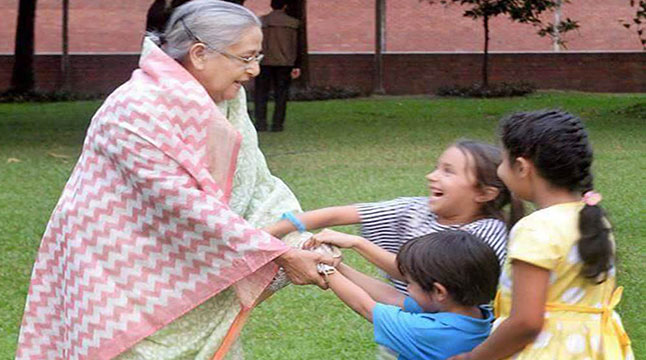 নাতি-নাতনিদের সঙ্গে গণভবনে প্রধানমন্ত্রীর আনন্দঘন বিকেল
