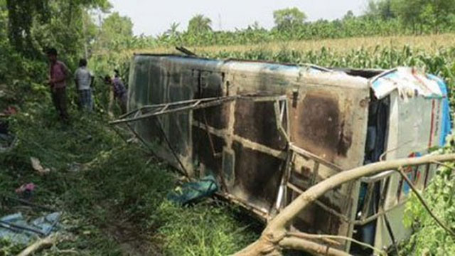 গোপালগঞ্জে নিয়ন্ত্রণ হারিয়ে বাস খাদে, নিহত ৮