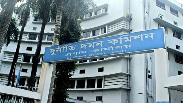 ক্ষমতার অপব্যবহারের দায়ে দুদকের ২ কর্মকর্তা বরখাস্ত