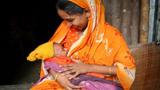শিশুকে মায়ের দুধ দেয়ায় পিছিয়ে বাংলাদেশ : ইউনিসেফ