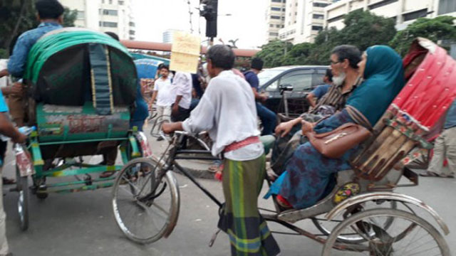 কোটা সংস্কারের প্রজ্ঞাপন দা‌বি‌: অব‌রো‌ধের বাইরে রোগী ও অসুস্থরা