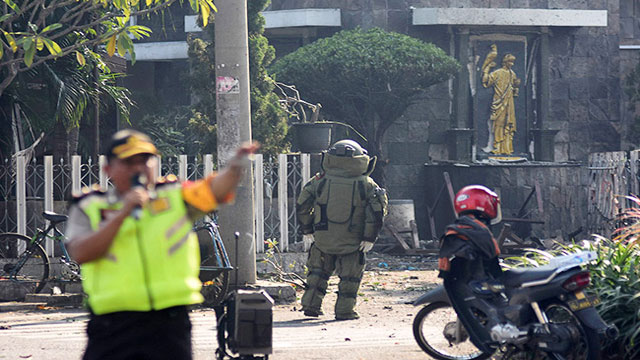 ইন্দোনেশিয়ায় তিন গির্জায় হামলা, নিহত ৮