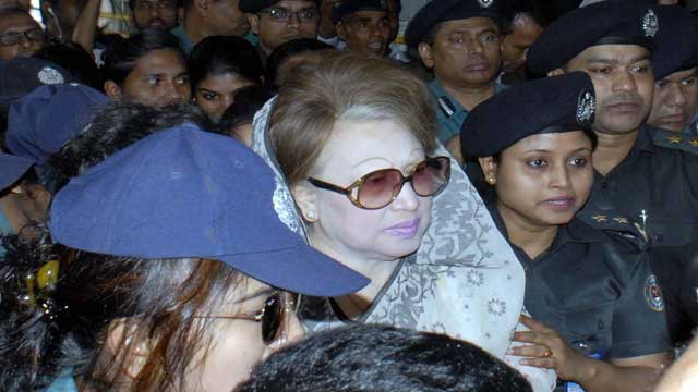 খালেদা জিয়ার সঙ্গে দেখা করতে কারাগারে আইনজীবীরা