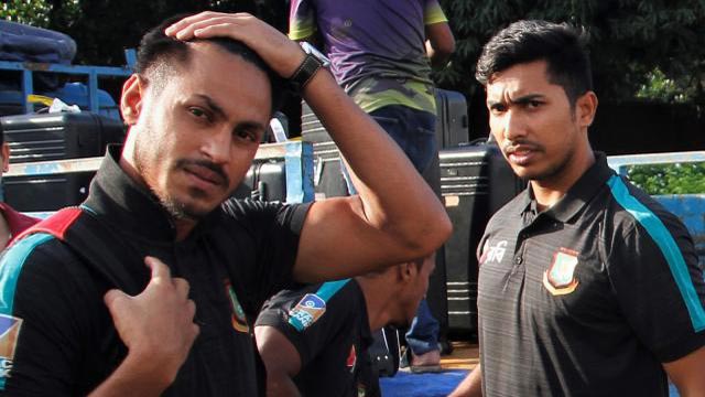 লুকিয়ে বিমানবন্দর ছাড়লেন সাকিবরা