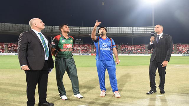 টস হেরে বোলিংয়ে বাংলাদেশ