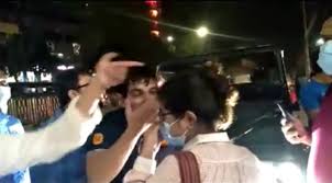 সাংসদ হাজী সেলিমের গাড়ি থেকে নেমে নৌবাহিনীর কর্মকর্তাকে মারধর