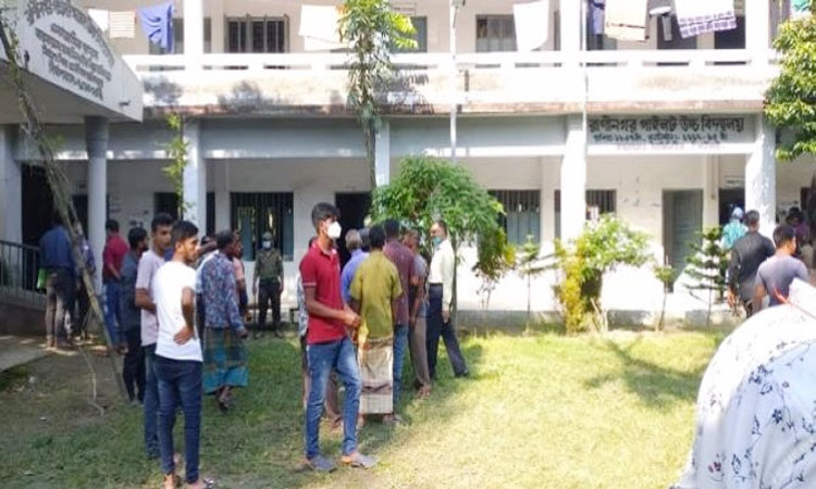 ঢাকা-৫ ও নওগাঁ-৬ আসনে ভোট গ্রহণ চলছে