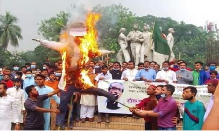 বঙ্গবন্ধুর ভাস্কর্যের বিরোধীতাকারীদের কুশপুত্তলিকা দাহ