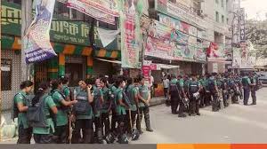 রাজধানীতে বাসে আগুন: বিএনপির কার্যালয় ঘিরে রেখেছে পুলিশ: আটক ১০
