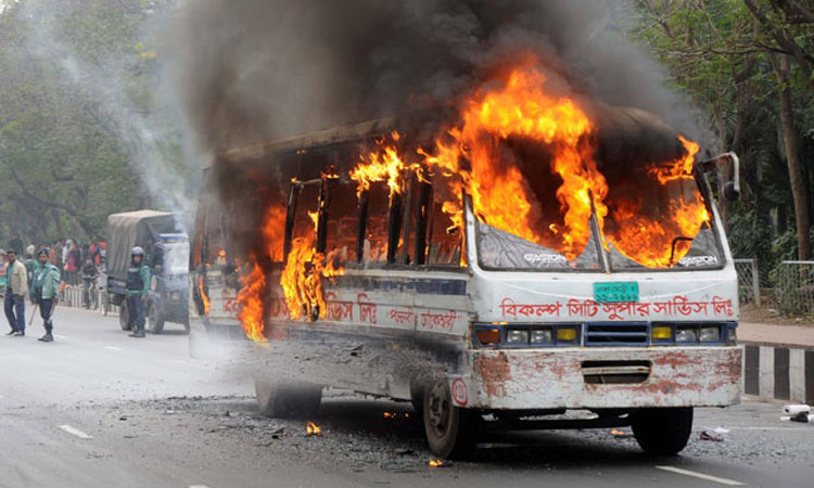 বাসে আগুন দেয়ার ঘটনায় মাস্টারমাইন্ডসহ গ্রেফতার ৩