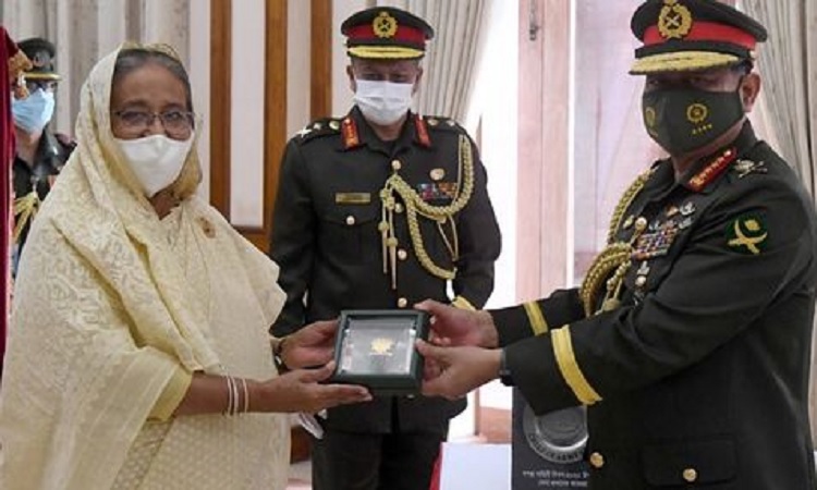 সেনাপ্রধানকে ‘সেনাবাহিনী পদক’ দিলেন প্রধানমন্ত্রী